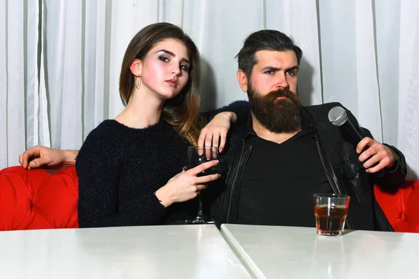 Casal romântico de menina bonita e homem barbudo no karaoke — Fotografia de Stock