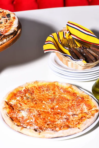Sabrosa pizza sobre mesa blanca — Foto de Stock