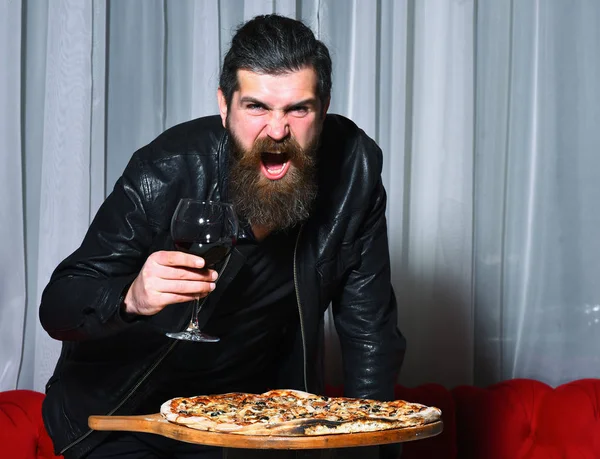 Hombre barbudo enojado gritando sobre sabrosa pizza — Foto de Stock