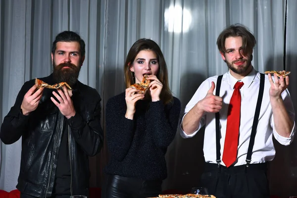 Mutlu arkadaşlar lezzetli pizza dilimleri yiyorlar. — Stok fotoğraf