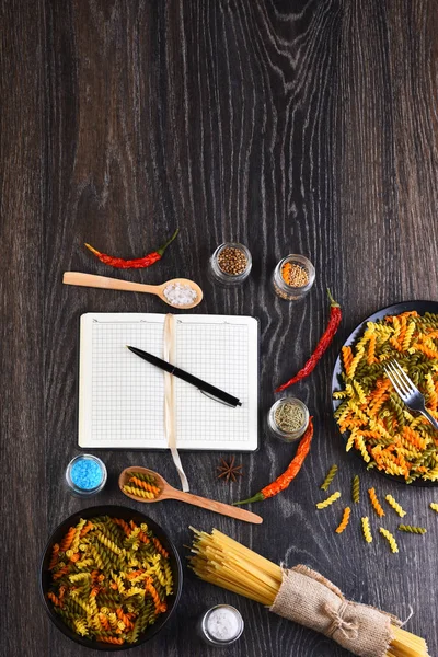 Cuaderno abierto con pluma y pasta italiana colorida —  Fotos de Stock