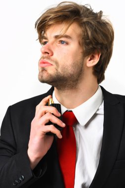 Kafkasyalı stil sahibi iş adamı parfümle poz veriyor.