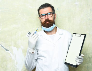 Kaba sakallı Kafkas doktor ya da elinde dosya olan lisansüstü öğrencisi.