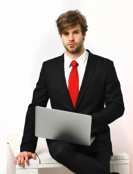 Caucasien élégant homme d'affaires tenant ordinateur portable — Photo