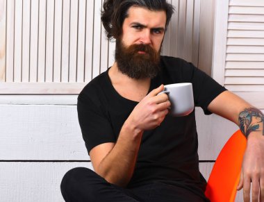 Kafkasyalı vahşi bir hippi elinde bardak ya da kupa tutuyor.