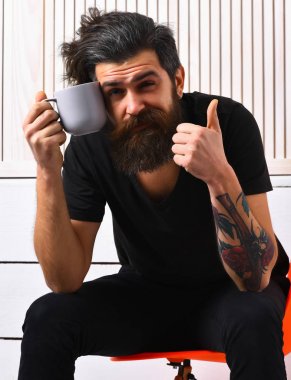 Kafkasyalı vahşi bir hippi elinde bardak ya da kupa tutuyor.