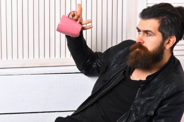 Kafkasyalı vahşi hippi elinde bardak ya da kupa tutuyordu.