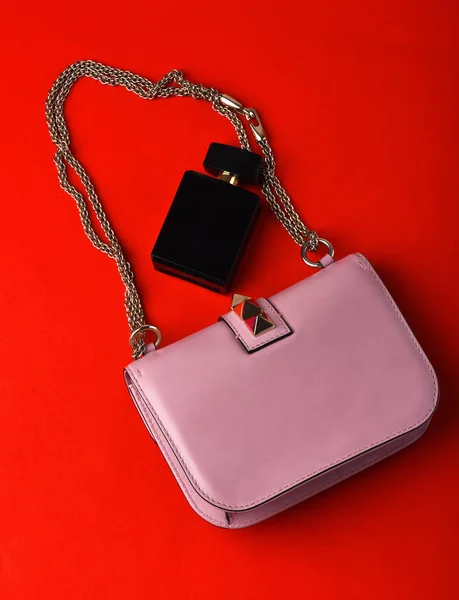 Kis womans rózsaszín bőr táska-fém tüskék, lánc, parfüm — Stock Fotó