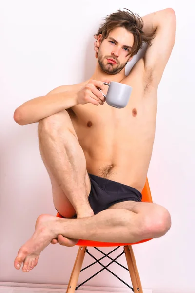 Caucásico barbudo sexy macho celebración taza de café — Foto de Stock