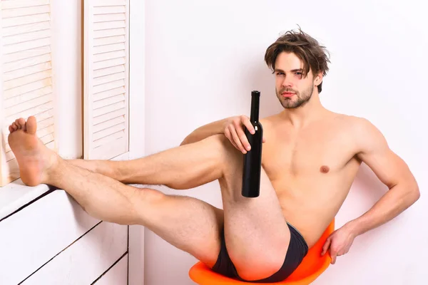 Kaukasischer bärtiger sexy Macho mit Flasche — Stockfoto