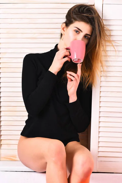 Ganska söt sexig tjej poserar i svart body suit med kopp — Stockfoto