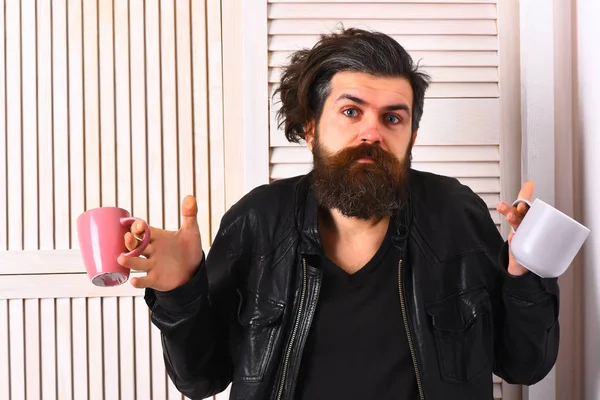 Kafkasyalı vahşi hippi elinde bardak ya da kupa tutuyordu.