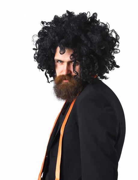 Hipster caucasien en costume et perruque bouclée noire — Photo