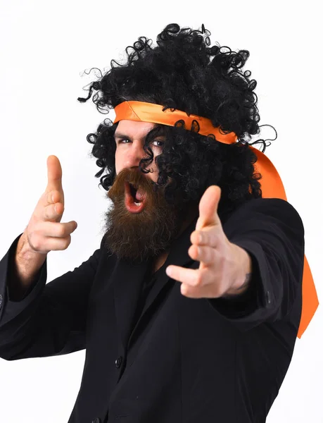 Kaukasisk hipster i kostym och svart krulligt bunden afro peruk — Stockfoto
