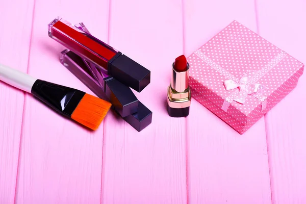 Verschillende schoonheidsmiddelen: lippenstift, borstel en huidige box — Stockfoto