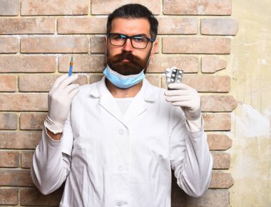 Kaba sakallı Kafkas doktor ya da elinde haplar olan lisansüstü öğrencisi.