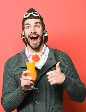 Bardakta kokteyl olan sakallı pilot