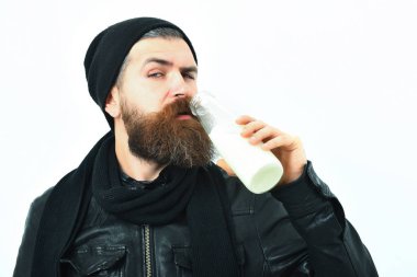 Sakallı, beyaz tenli hippi elinde cam süt kavanozu tutuyordu.