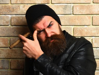 Sakallı vahşi Kafkas hippisi puro içiyor.