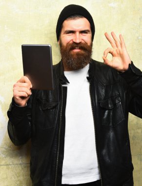 Sakallı, Kafkas hippisi, elinde tablet.