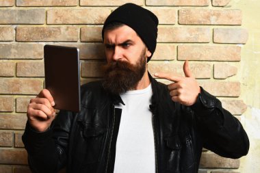 Sakallı, Kafkas hippisi, elinde tablet.