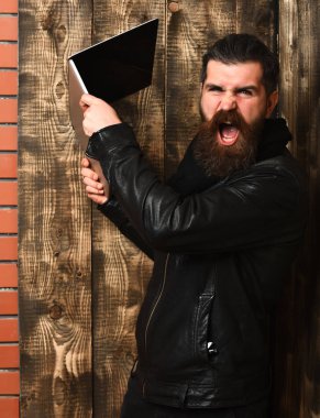 Sakallı, Kafkas hippisi elinde tablet ve dizüstü bilgisayar tutuyordu.