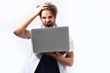 Sakallı beyaz doktor ya da laptoplu, maskeli lisansüstü öğrencisi.