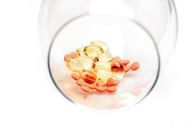 Kırmızı hap ve kapsül yağının cam