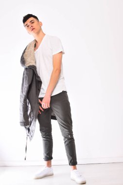 Beyaz arka plan üzerinde izole şık yakışıklı genç