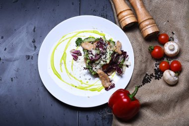 taze salata yaprakları ve çuval bezi sebze ile pişmiş balık