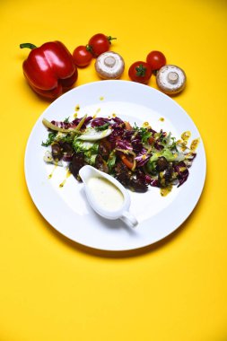 taze salata yaprakları ve tatlı biber ile pişmiş et