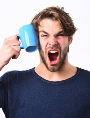 Kafkas seksi, genç maço elinde kahve fincanı ya da kupa tutuyor.