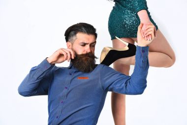 Seksi kadın bacaklı sakallı adam ciddi bir yüze sahip.