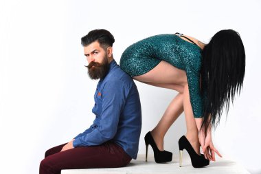 Seksi kadın bacaklı sakallı adam ciddi bir yüze sahip.