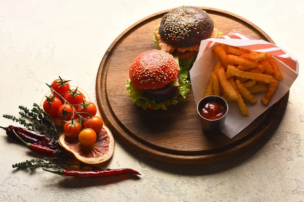 Comida rápida de dos sabrosas hamburguesas y papas fritas —  Fotos de Stock