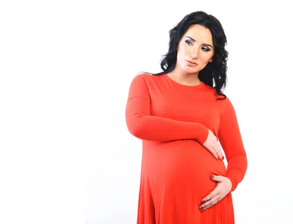 Ganska söt gravid kvinna smeker hennes mage — Stockfoto