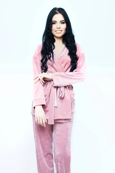 Glimlachend gelukkig meisje poseren in roze velours pyjama home suit — Stockfoto