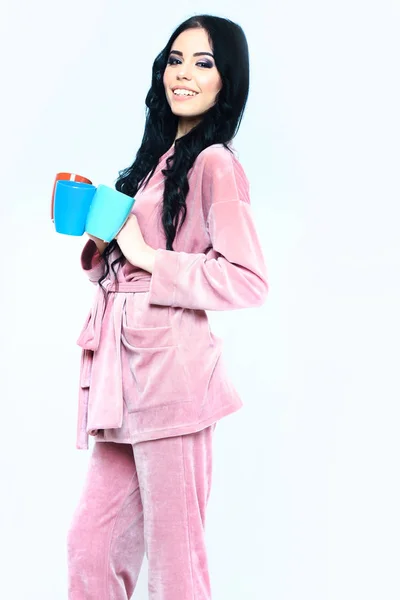 Menina sorridente em veludo rosa pijama casa terno com copo — Fotografia de Stock
