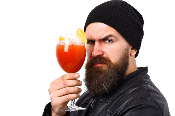 Brutal hipster caucásico sosteniendo bebida alcohólica o cóctel fresco — Foto de Stock