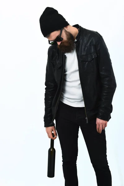 Baard brutale Kaukasische hipster holding fles — Stockfoto