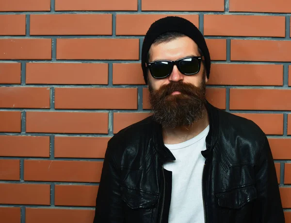 Barbu brutal caucasien hipster tenue dans lunettes — Photo