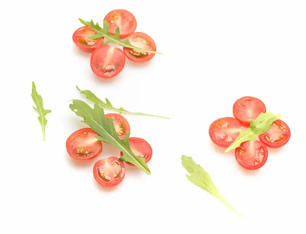 Čerstvá zelenina, cherry rajčat a zelených rukolou izolované na bílém — Stock fotografie
