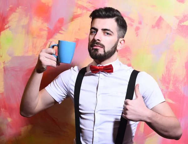 Homem barbudo segurando xícara de chá, café com rosto sério — Fotografia de Stock