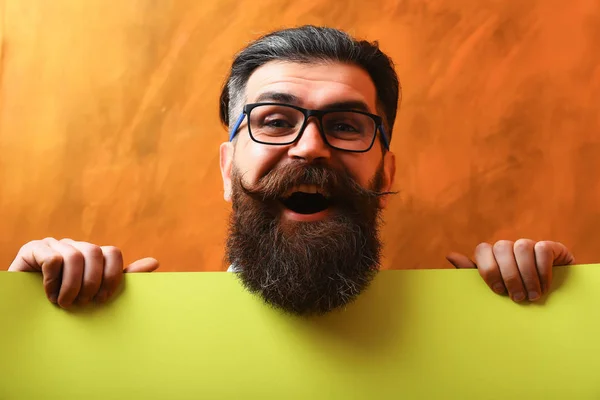 Szakállas férfi boldog arc szemüvegben narancssárga háttér — Stock Fotó