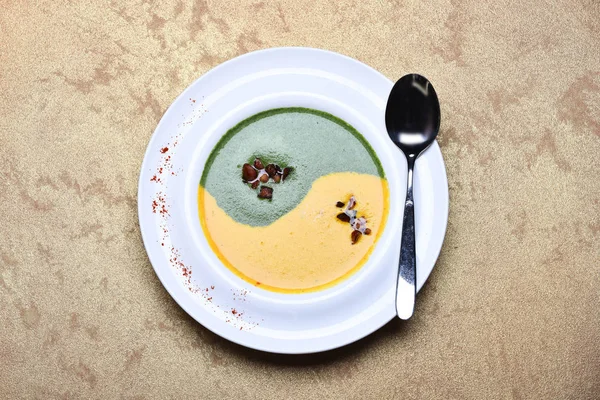 Spinat- und Kürbiscremesuppe oder Püree mit Silberlöffel — Stockfoto