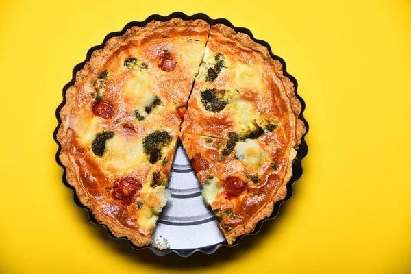Pizza o torta vegetale su vassoio vicino su sfondo giallo — Foto Stock