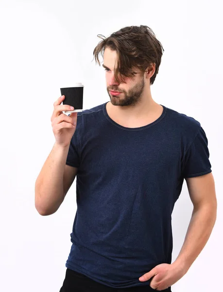 Caucasiano sexy jovem macho segurando xícara de café — Fotografia de Stock