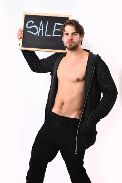 Caucásico sexy joven macho holding board con la venta de inscripción — Foto de Stock