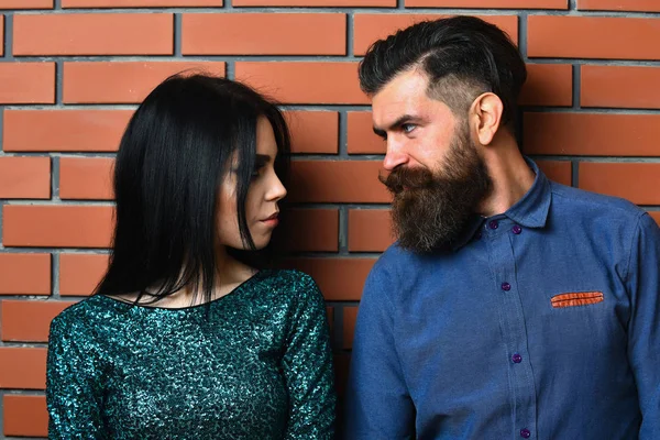 Homme barbu et jolie femme sexy sur le mur de briques — Photo