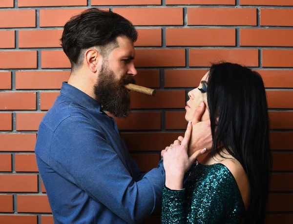 Barbudo hombre y bastante sexy mujer con cigarro — Foto de Stock